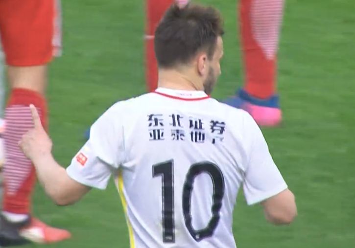这也是他暂停活动近两个月以来首次被媒体拍到目击照。