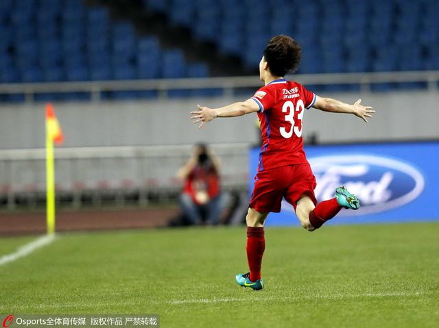 尼古拉斯为美女亲自戴珠宝羡煞旁人，而马苏、吴奇隆同场秀表被媒体赞登对。