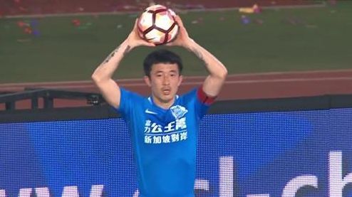 主演杰拉德·巴特勒近日也在片场现身，自己开车拍摄动作戏。
