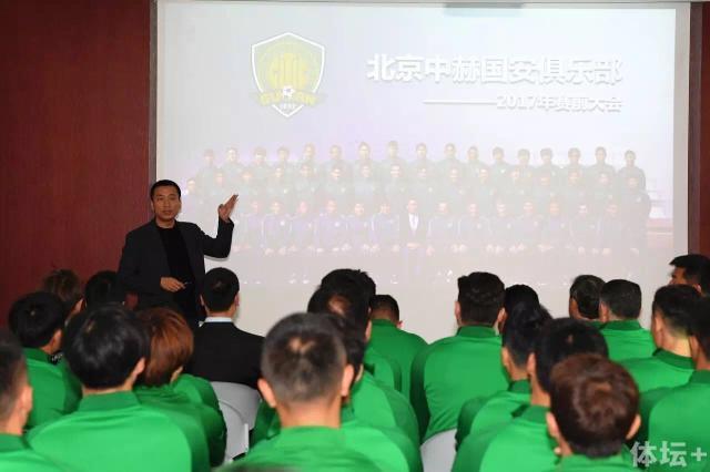 他的现身令现场掀起一阵骚动。