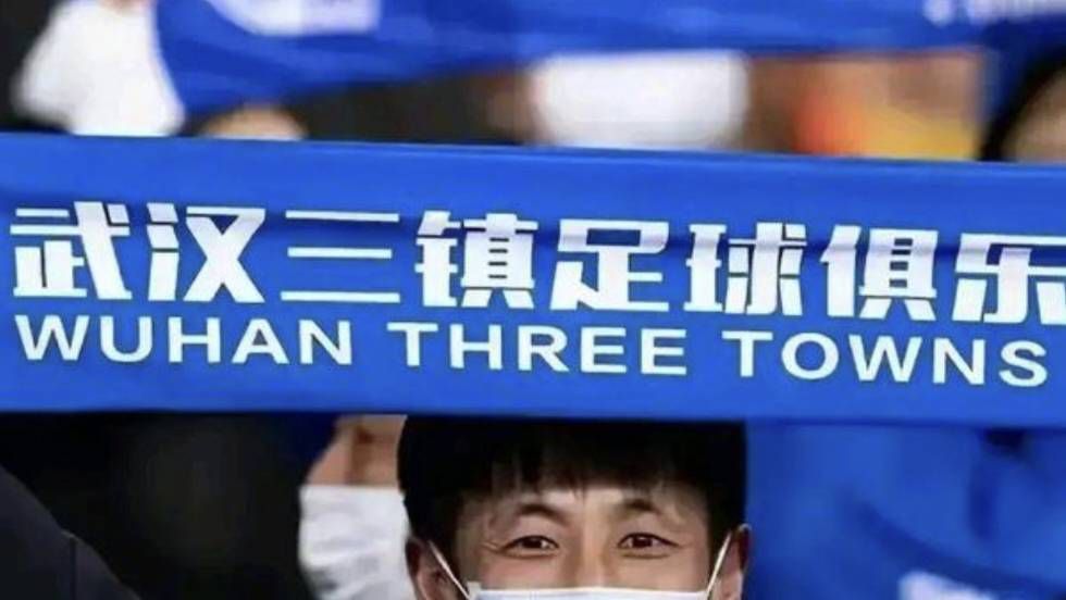 即刻扫描下方二维码，打开「点亮金鸡，我是主角」小程序，pick你心中的经典电影二创海报，用创意为中国电影120周年喝彩。