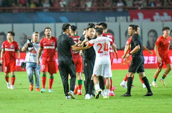 不过都是认识 《技术者们》即将上映 金宇彬、李玹雨约会影迷 2014-12-21 由乐天娱乐发行的韩国新片《技术者们》将于24日在韩国上映。
