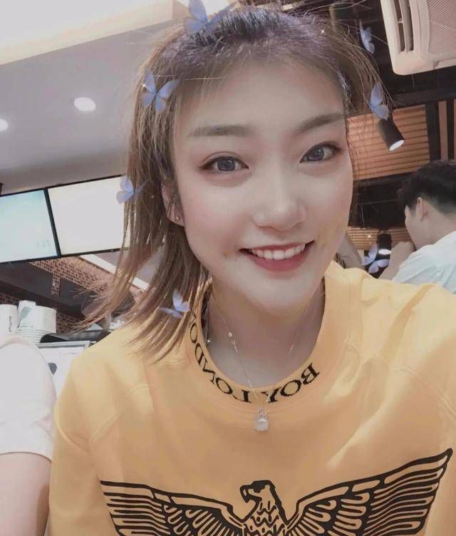 ” 美女贴贴！