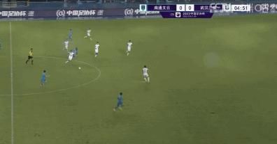 于是，他让自己镜头下的香港变成了一座色调灰暗的“冰雪之城”。