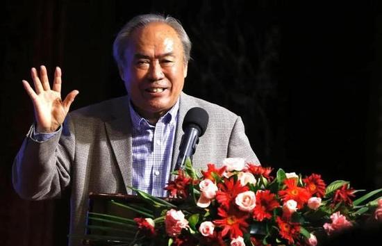 本剧是《机智医生生活》系列的衍生剧，讲述了大学医院教授和住院医生们真实的医院生活和友情故事，高允真饰演妇产科1年的住院医生。