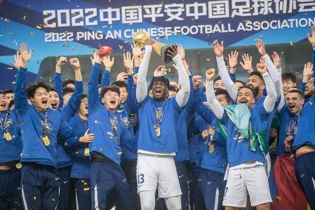 当日下雨天，仍然有歌迷前来祭拜。