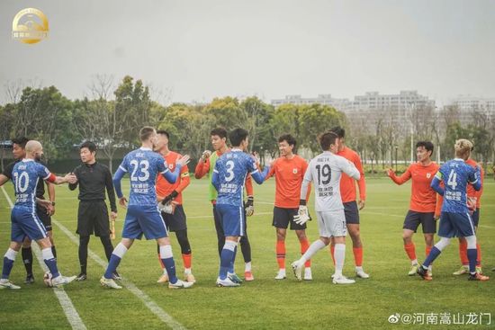 林志玲着透视秀乳沟 妩媚撩发与男粉丝甜笑自拍 2014-11-20 11月19日，林志玲在参加某楼盘的开盘和捐资助学仪式。