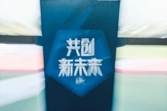 加上学务长廖庆松教剪接、九届金马得主杜笃之监督后期声音、金马 侯孝贤《海上花》发布4K修复版海报 7.22法国上映 2020-06-10 由侯孝贤执导的经典影片《海上花》将于7月22日在法国上映，日前影片发布4K修复版海报。
