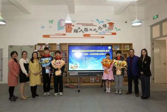 今日（5月8日）片方发布了“听妈妈的话”公益特辑，提示女性自我保护，呼吁男性关爱尊重女性。
