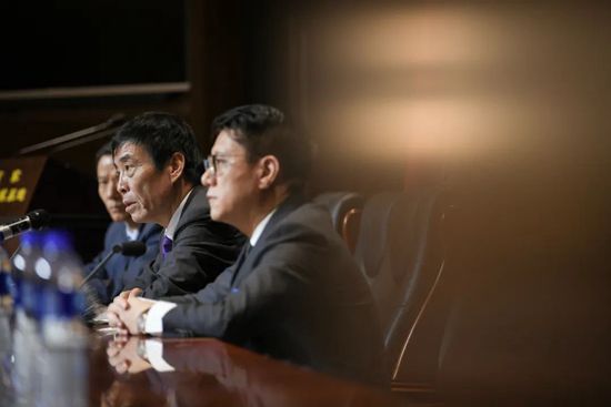 失去骨肉的她，把全部母爱都给了身边的战友们。