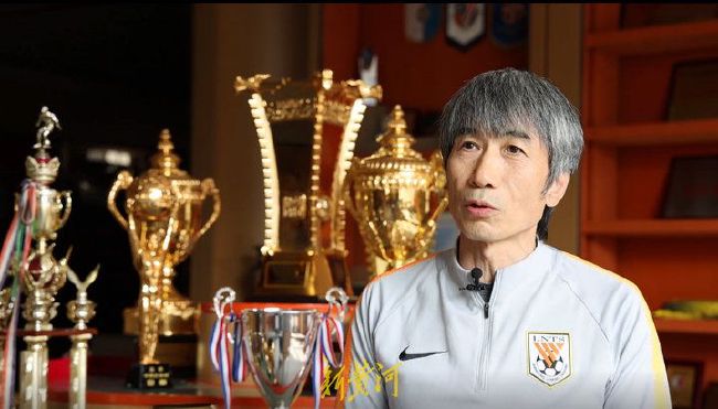 “麦叔”麦斯·米科尔森米兰时装周走秀 2024-06-18 是深棕色阔腿西裤，双手拎着皮质旅行袋大包，仿佛是刚解决完目标的杀手，杀气腾腾，自带电影感！
