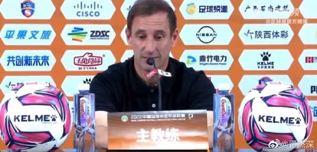 然而兄妹俩却亲眼目睹了父亲被身份不明的人杀害。