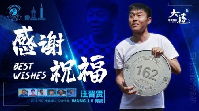 演员张俪身穿婚纱登台走秀，又换红色套装短裙拎购物袋变都市女郎，李艾干起老本行登台走秀，穿上抹胸婚纱展超模气场。