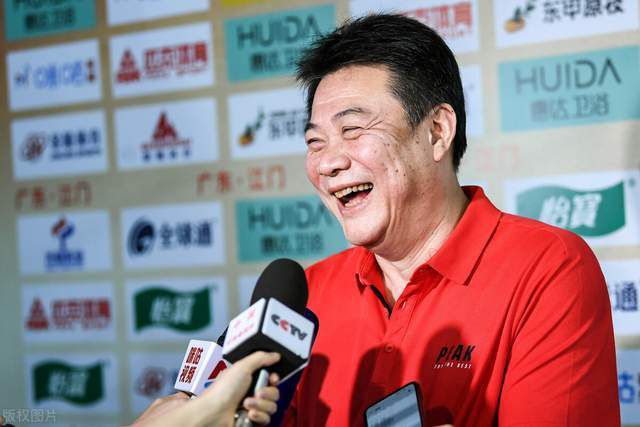 但近期“小雀斑”埃迪·雷德梅恩在采访中透露了有关男主的 《神奇动物在哪里》曝剧照 重回神秘魔法世界 2016-07-29 今日，官方曝出《神奇动物在哪里》最新剧照，剧照中可以看到小雀斑领衔回到神奇魔法世界，众多神奇生物首次亮相。