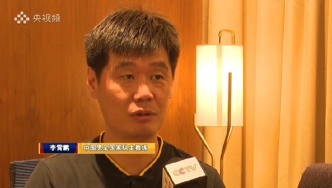 周冬雨着靓装表情冷淡 与林更新传绯闻损玉女样 2013-10-17 近日在上海，备受恋情绯闻困扰的周冬雨现身某酒店。