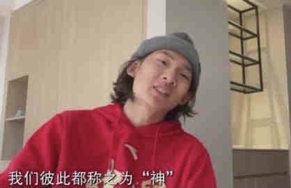 原来这是电影《不躺平俱乐部》3月28日官宣开机的一组别出心裁的场景照。