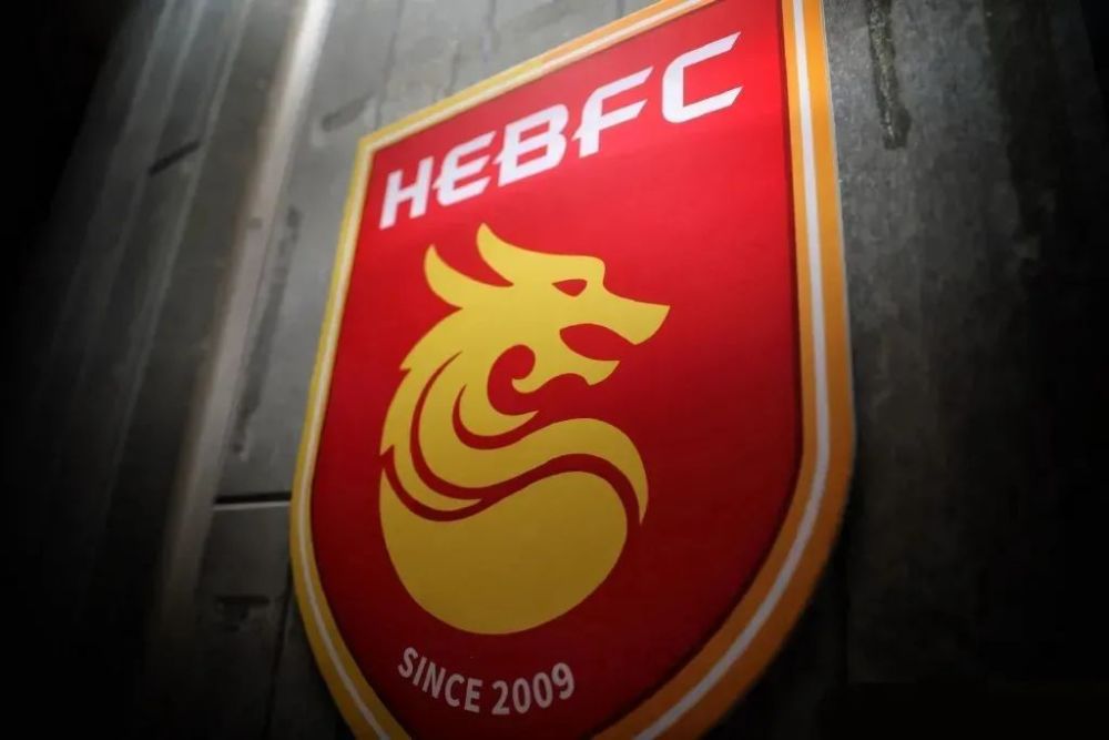 影片剧情紧凑刺激，融合了跟踪与反跟踪的智力博弈，以及成龙招牌式的动作场面。