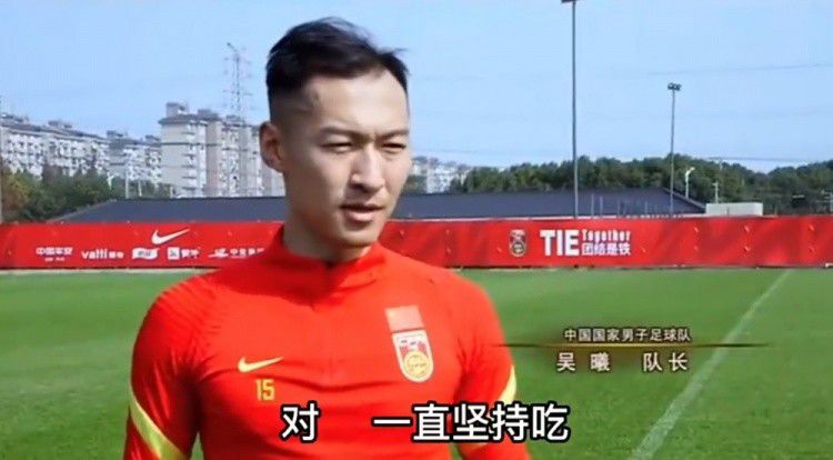 主演玛丽昂·歌迪亚身穿一袭印花裙飘逸走来，大展民族风路线，独自撑场的她在红毯上略显落寞，全程不时的向观众们挥手 安吉丽娜·朱莉主演！