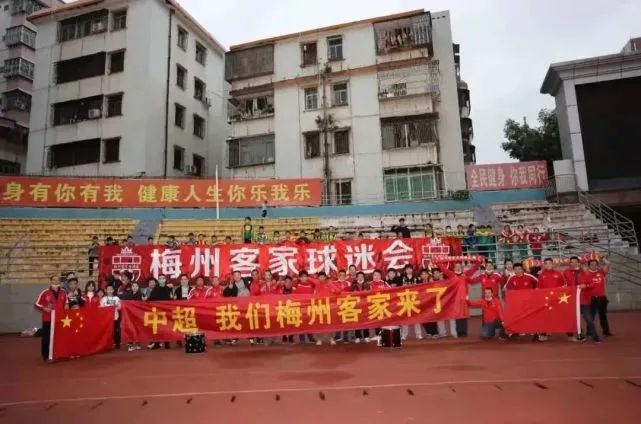 数不尽的冲突贯穿于阿丽塔的故事中，如边缘群体如何在残酷的世界中生存。