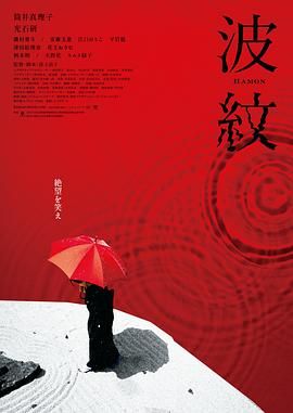 朱莉戴着黑超墨镜身披绿色披肩脚踩人字拖一副辣妈扮相，“酷爸爸”一路看护孩子尽心尽责。