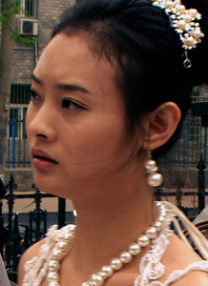 LadyGaGa粉色卷发登杂志 蕾丝裹面变“无脸女” 2010-01-07 纱布把自己包成粽子也能成为时尚，这就是潮流女王Lady GaGa最新的杂志封硬照，该杂志以“下一代人的偶像”为主题介绍了这位时下的风头人物。。