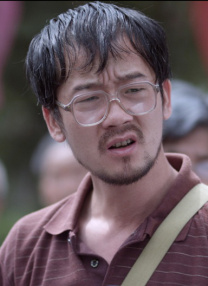 ”照片中，孙俪与徐璐姿态亲昵，二人在戏中的姐妹情从戏里延续戏外。