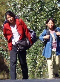 当日，莉莉·柯林斯身着一身浅紫色亮片透视礼裙现身现场，高开叉礼服大秀美腿，抹胸设计更显丰满好身材。