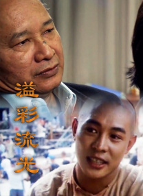 当天肯尼思·布拉纳一身蓝色西装亮相格外绅士，心情大好的他全程笑容挂在脸上，认真的拿笔写上自己的名字。