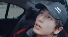 这一设定让人联想到电影《爱丽丝梦游仙境》与游戏《双人成行》的结合，导演通过“门”作为结构化的节点，将不同场景串联起来，试图带领观众跟随主人公探索过去、疗愈创伤，最终实现自我和解与情感连接。