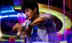 疯癫，或许是她唯一的出路，是一种令人毛骨悚然的生存宣言。