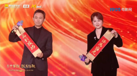 影片今天上映首日场次超25.7万场，刷新中国影史纪录。