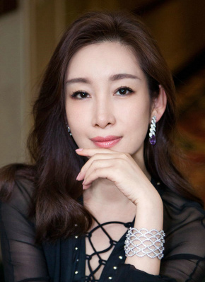 不可否认，过去一段时间里，香港电影市场正面临着破局的困境，同质化的题材类型让部分观众望而却步。