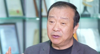 当思念有了具象载体，当“重逢”借助科技实现，我们与逝去亲人的联结，是否能跨越生死的界限？