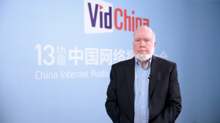 在红外热成像的滤镜之下，种种日常之物以一种陌异的形态涌入视觉。